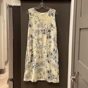 Floral summer sleeveless dress with pockets.